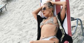 Lady Gaga curte praia com biquíni luxuoso de cristais e saltão