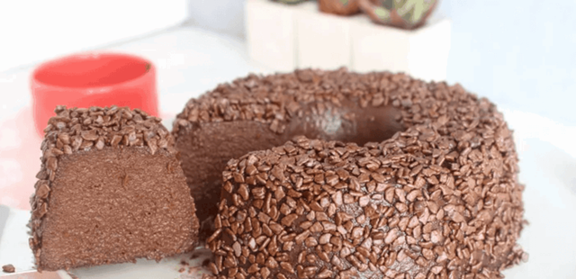 Duvidamos que você vá querer comer apenas um pedaço desse brigadeirão gelado de chocolate