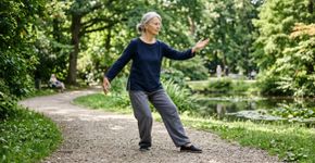 Praticar tai chi ajuda no equilíbrio, mas o ganho depende de frequência, progressão e movimentos adaptados ao nível de cada pessoa