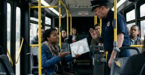 Motorista de ônibus se recusa a deixar passageira com deficiência desembarcar, mesmo após ela apresentar documentos, e só para quatro pontos depois; prolongar o trajeto de forma desnecessária pode terminar em R$ 1,5 mil de indenização