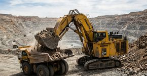 Japão já usa a Komatsu PC8000, escavadeira hidráulica de 752 toneladas que pode consumir perto de 1.000 litros de diesel por hora