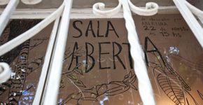 Jovens abrem a sala de casa para a cidade