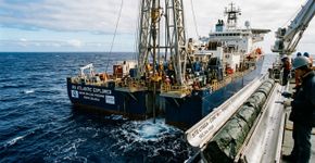 Cientistas perfuram a Dorsal Médio-Atlântica e extraem o núcleo do manto mais profundo já obtido, a 4.160 pés