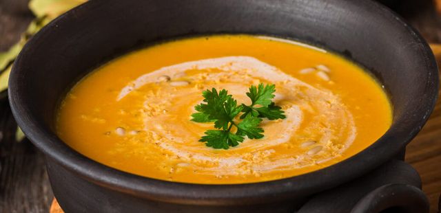 Sopa de abóbora com legumes para aquecer seus dias