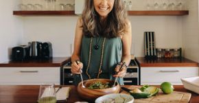 4 dietas para melhorar a saúde durante a menopausa