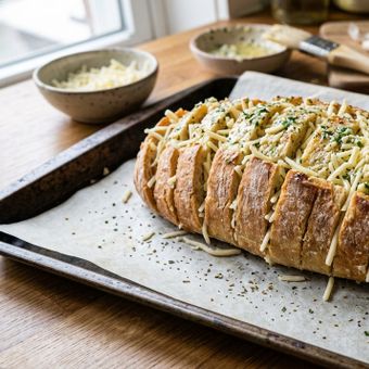 Featured mobile: Os chefs concordam: o pão de alho mais crocante não precisa de mais manteiga, mas sim de um passo fundamental antes do preparo