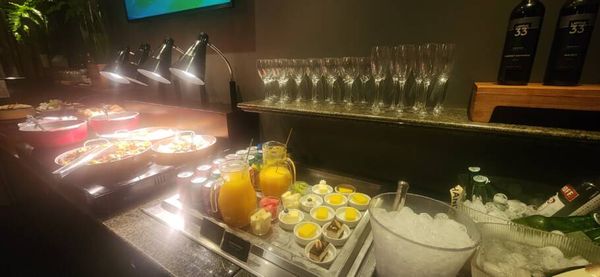 O espaço tem um pequeno bufê de petiscos e bebidas