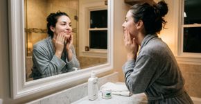 Seu skincare noturno não precisa de uma bancada cheia: dois passos podem organizar o básico sem pesar no bolso