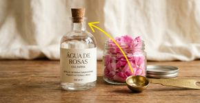 A água de rosas tem vários usos: além de poder ser consumida, também pode ser usada no preparo de receitas assadas