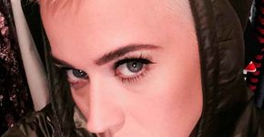 Katy Perry corta o cabelo de novo e deixa fios bem curtinhos