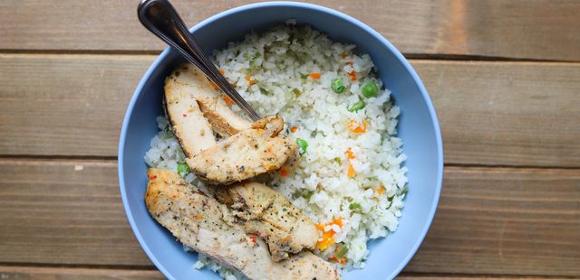 Arroz de couve-flor com frango grelhado que vai mudar sua opinião sobre comida fit