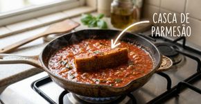 Os italianos concordam: para deixar o molho de tomate caseiro mais encorpado e saboroso, o segredo é adicionar uma casca de parmesão curada durante o cozimento da receita