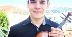 Mãe vende doces para pagar estudo de filho violinista na Áustria