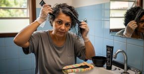 A ciência revela por que pintar os fios grisalhos pode eliminar a proteção natural do cabelo