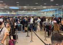 Featured side: Novo controle de passaportes causa filas de até 5h em aeroportos da Europa; veja como evitar problemas