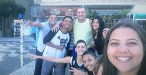 Amigos caem em golpe do aluguel falso e dono do apê surpreende