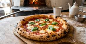 Luigi Foria, pizzaiolo napolitano: “A mussarela é adicionada à pizza cinco minutos antes de terminar o cozimento; caso contrário, o queijo escurece.”