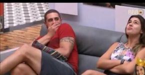 No BBB 17, Vivian solta pum na frente de Daniel e tenta disfarçar