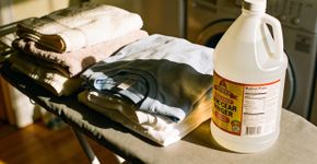 Borrifar vinagre nas roupas antes de lavá-las: para que serve e por que é recomendado