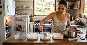 Ao cozinhar arroz, não use apenas água: algumas gotas de vinagre ajudam a evitar que ele estrague tão rápido no calor