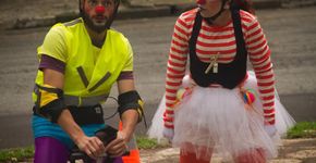 Palhaços ciclistas discutem ciclovia e educação no trânsito em espetáculos gratuitos em SP