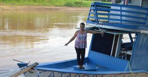 Parteira reforma barco para atender grávidas na Amazônia
