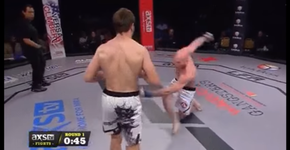 Lutador de MMA tenta golpe de capoeira e passa vergonha
