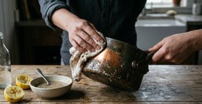 Vinagre, sal e limão ajudam a devolver o brilho aos utensílios de cobre escurecidos sem precisar comprar produtos caros