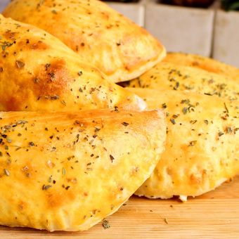 Featured mobile: Pastel de queijo de forno: massa douradinha e recheio que derrete a cada mordida