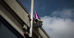 Aniversário de George Orwell é comemorado com chapéus de festa em câmeras de vigilância