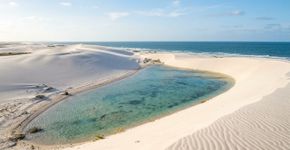 Campos de dunas por quase toda a extensão, manguezais, lagoas temporárias e uma formação rochosa que virou cartão-postal: o parque cearense de 8,8 mil hectares onde o Serrote chega a 95 metros de altitude