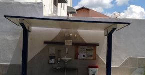 Ponto de ônibus vira sala de estar para quem espera por transporte