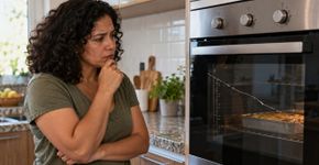 Dona de casa manda trocar o vidro do forno, prepara a primeira refeição depois do conserto e vê a nova peça trincar enquanto a assistência culpa choque térmico