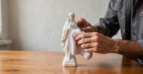 Recupere o brilho das suas peças de gesso com o uso estratégico de cera incolor para evitar o mofo