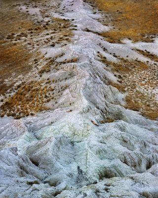 Os voluntários posaram em paisagens naturais exuberantes (Foto: Ruben Brulat)