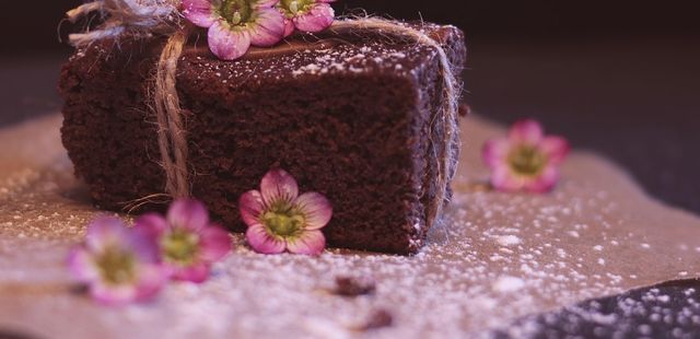 Bolo de chocolate simples, fácil de preparar e derrete na boca