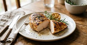 Lavar o frango cru antes de temperar parece uma etapa de limpeza, mas na Nova Zelândia a orientação é não fazer isso: a água espalha microrganismos pela pia, bancada e utensílios