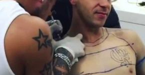 Torcedor do Flamengo tatua camisa em tamanho real no corpo