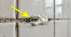 Coloque água sanitária e amido de batata em um saco zip e aplique no rejunte: em 30 minutos o mofo desaparece