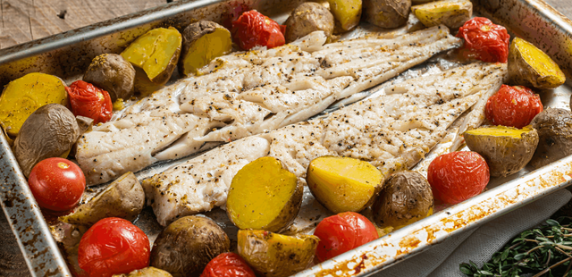 Almoço especial e saudável; veja como fazer um filé de peixe assado com legumes muito saboroso