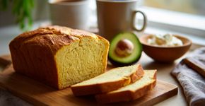 Pão sem glúten fica pronto em minutos com ovo, queijo e sementes de chia