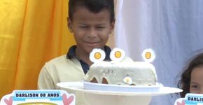 Garoto ganha festa de aniversário com tema ‘pão com ovo’