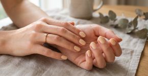 Unhas bege: 5 tons elegantes que rejuvenescem as mãos