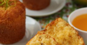 Sem glúten e lactose: receita de mini bolo de fubá com calda de laranja