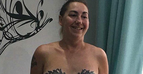 Mulher supera câncer de mama e faz tatuagem para celebrar vida