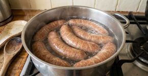 Adicione um pouco de vinagre na água do cozimento e impeça que as linguiças estourem