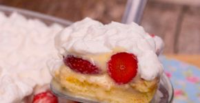 Bolo de morango gelado na travessa é prático; veja receita