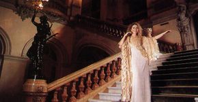 Vânia Bastos se apresenta no Teatro Zanoni Ferrite