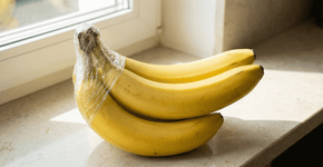 Enrolar as bananas no topo com papel filme: por que atrasa o amadurecimento por vários dias