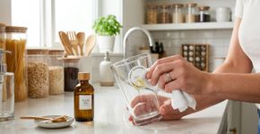 Como retirar restos de cola de copos de vidro